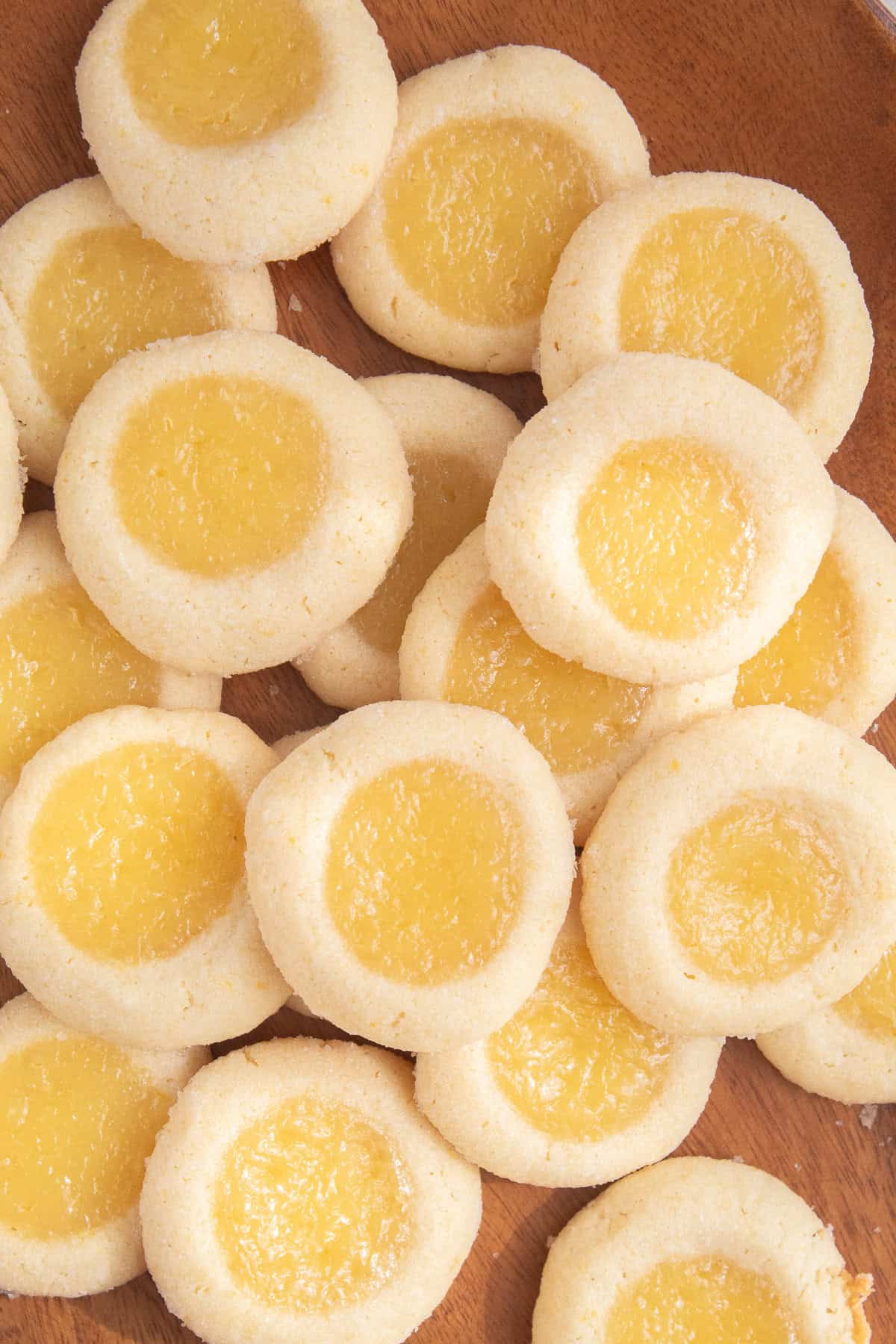 A detail image of the cookies and their shiny yellow filling.