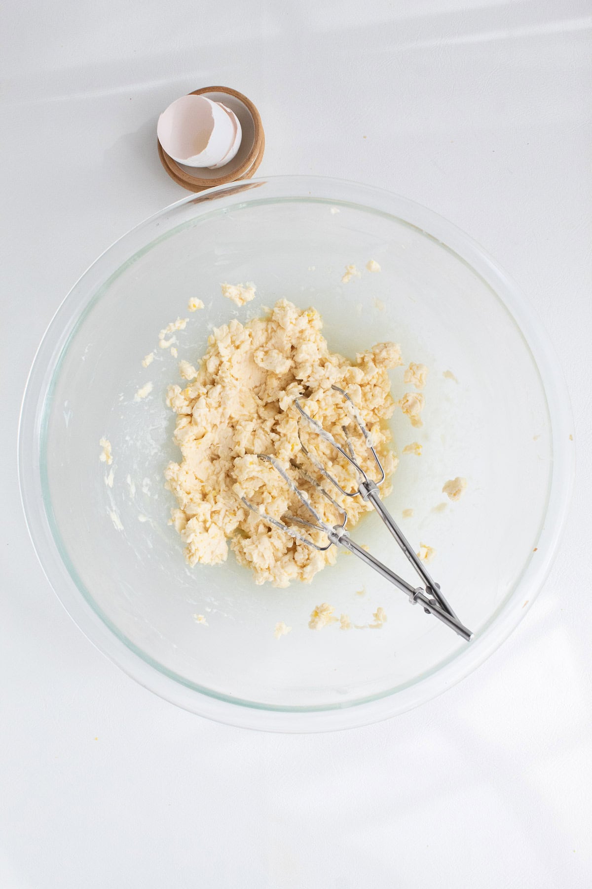 The wet ingredients are well combined with an electric mixer.