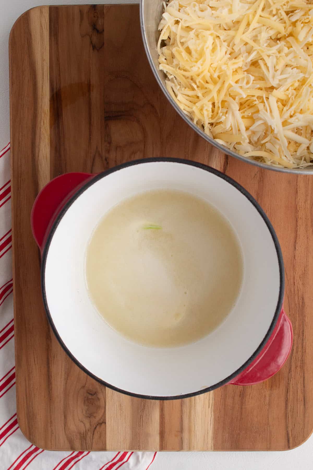 The wine mixture comes to a simmer in the fondue pot.
