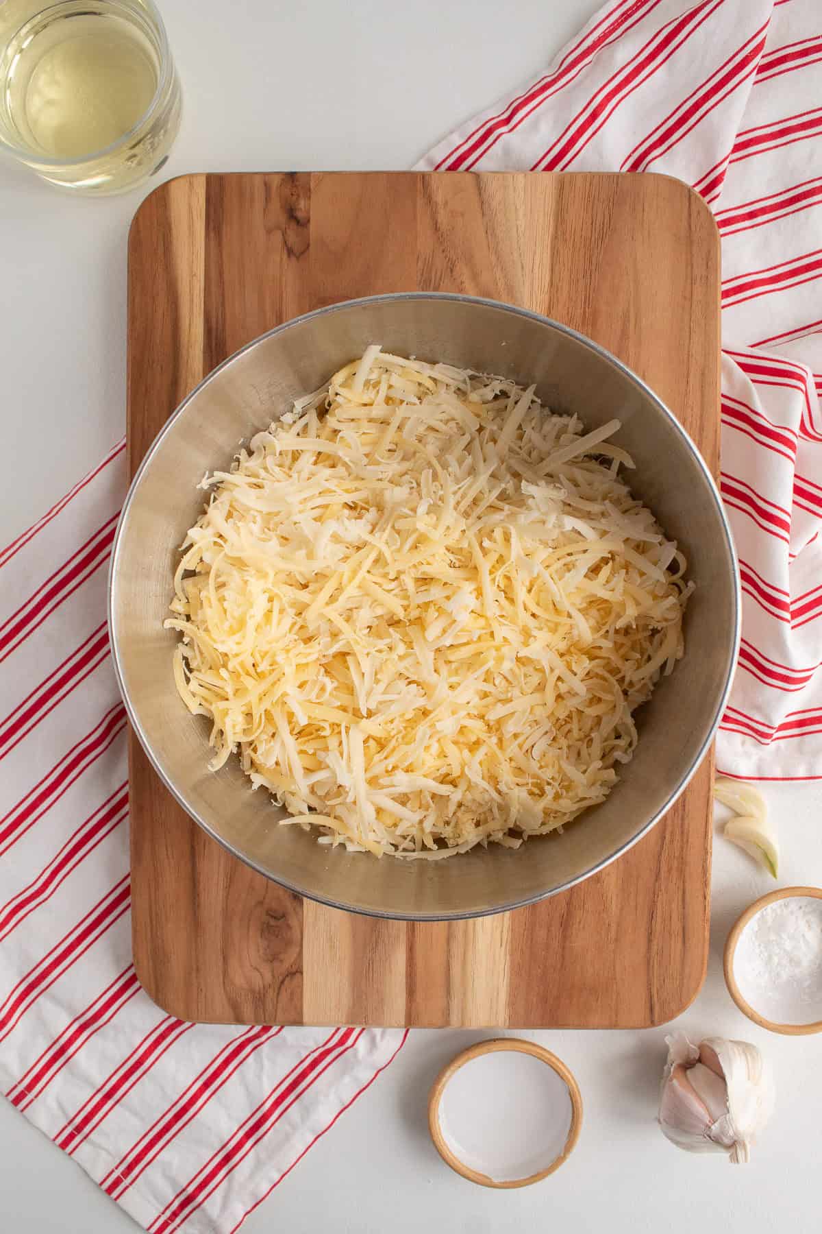 The shredded cheese are blended in a medium bowl.