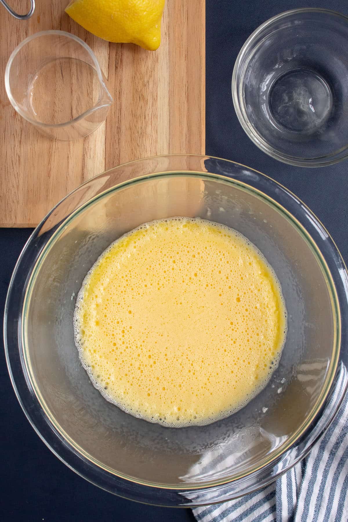After the first 30 seconds of cooking the edges of the sauce are thickened.