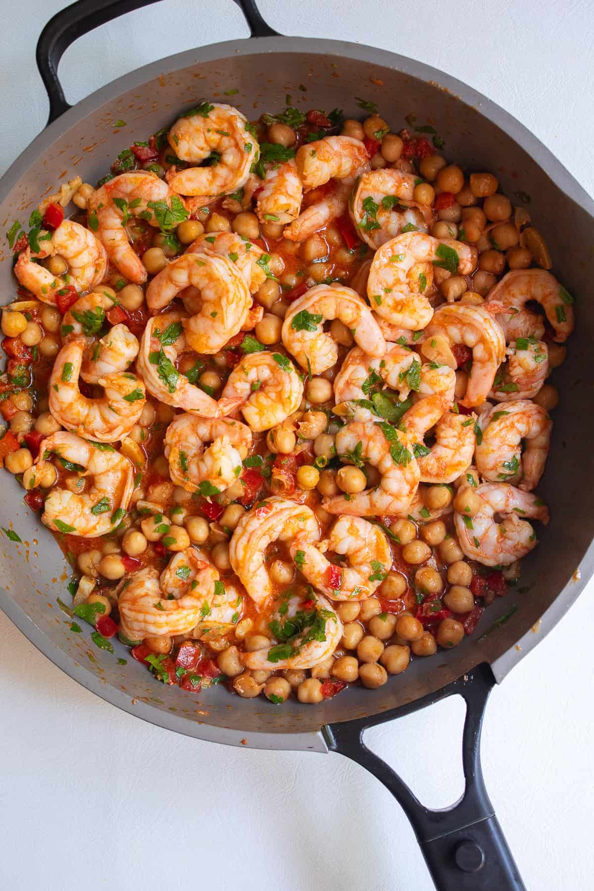 The finished shrimp are bathed in the garlic and lemon sauce.